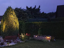 Laden Sie das Bild in den Galerie-Viewer, Gartenstrahler Solar, Solarstrahler Solarlampen für garten, IP65 Wasserdicht LED Solarlampe mit 2 Helligkeitsstufe, 3 Meter Kabe,Auto-on/off für Bäume,Sträucher,Gartenweg