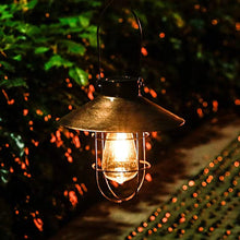 Laden Sie das Bild in den Galerie-Viewer, Solarlaterne für Außen Hängend Vintage Metall Solarleuchten Gartenleuchte mit Warmen LED-Lampen für Outdoor Garten Hof Terrasse Baumdekoration, Solar Landschaftsbeleuchtung