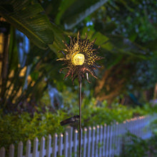 Laden Sie das Bild in den Galerie-Viewer, Solarlampe für Außen,  Metall Sonne-Form Solarleuchten LED Stake Dekorative Gartenfahlständer Solarleuchten im Freien Gartendeko für Terrasse, Weg, Hof, Rasen