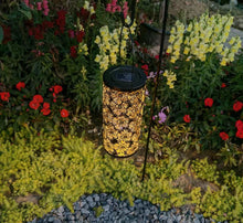 Laden Sie das Bild in den Galerie-Viewer, Solar Laterne - Solarlaterne für Außen Metall Solar Laterne LED Gartenleuchte IP44 Wasserdicht Vintage Hängend Balkon Deko für Aussen Patio Terrasse Wand Tisch Warmweiß